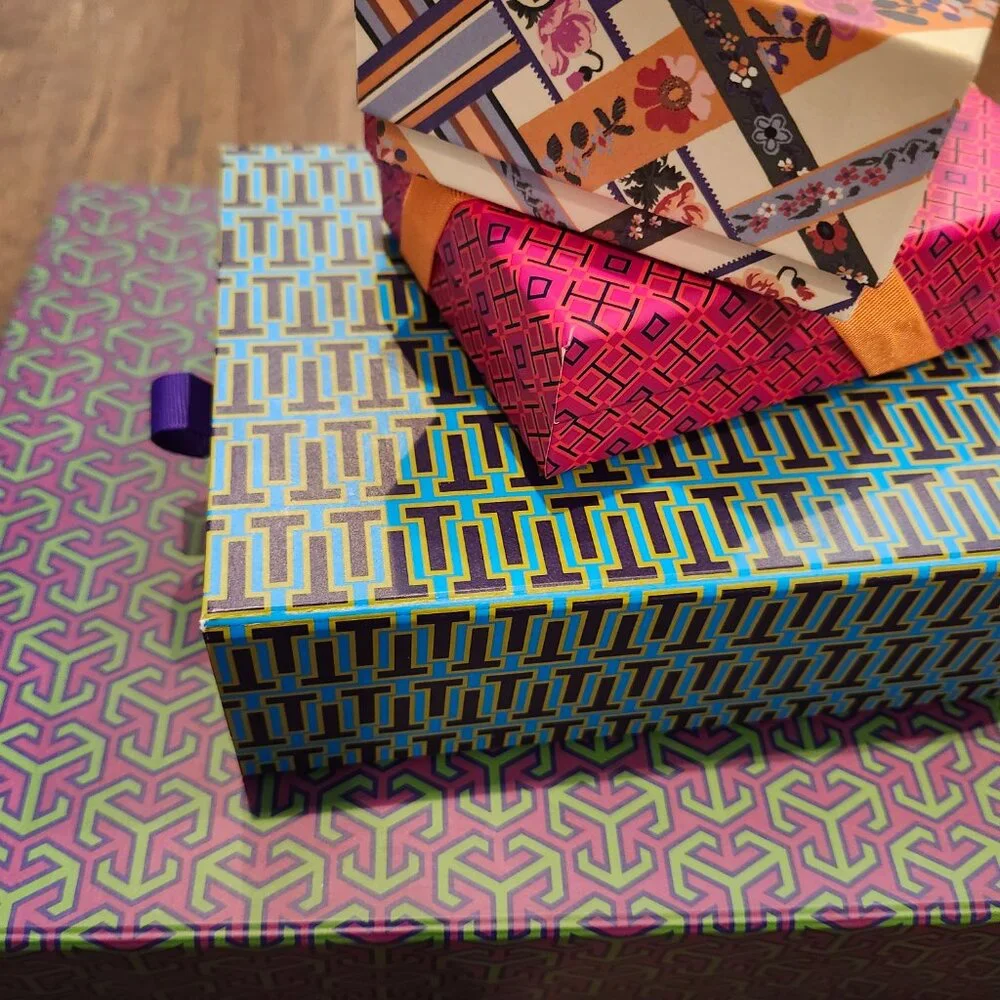 4 Tory Burch gift boxes - Picture 2 of 3
